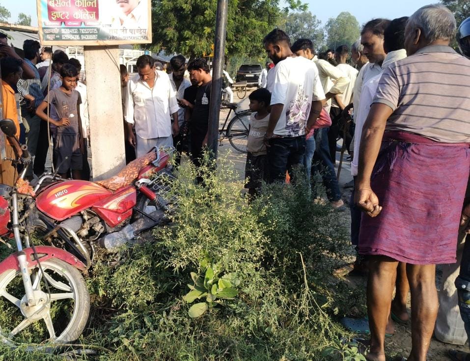 Bike collides with electric pole, youth dies