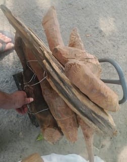 Illegal incense wood recovered at the border, smuggler flees