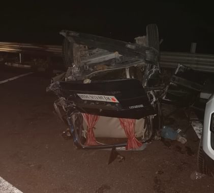 कार की टक्कर से पलटी वैन।