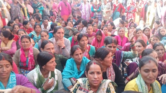 Workers blocked the Uttarkashi-Lambagaon road.