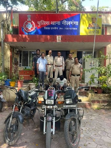 Thieves were trying to steal a car, police arrested them, they had also stolen a bike from Indore.