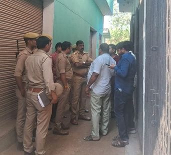 Thieves ransacked a jeweler's shop in Kasta