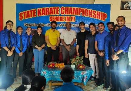आयोजन के दौरान कलेक्टर ने शुभकामनाएं दीं।