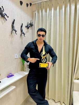 Actor Ravindra Kuhad receives Iconic Award