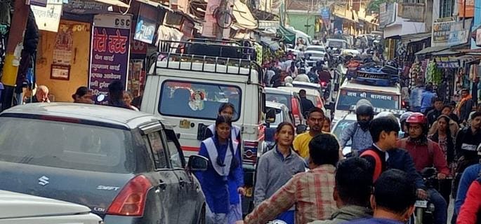 Lack of parking caused problems, and as the city grew brighter, traffic jams began to form.