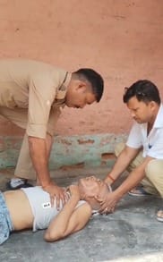 Policemen saved the old man's life by giving him CPR