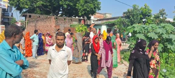 Iron angle touches high tension wire, shopkeeper dies