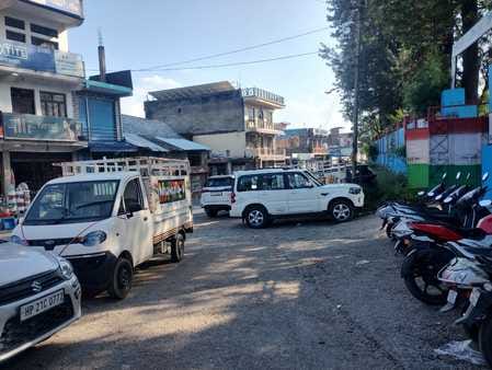 Vehicles are parked on the road in search of parking, causing inconvenience to people.