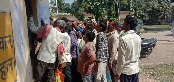 Arbitrariness in distribution, seeing the anger of the farmers, the center in-charge and accountant who were making tokens ran away