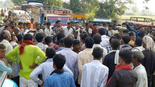 Angry farmers blocked the Naugaon-Kulpahar road due to non-availability of fertilizers.