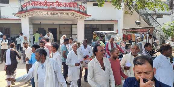 Fertilizer was not available even after a fight at the center opened after two days, people returned empty-handed.
