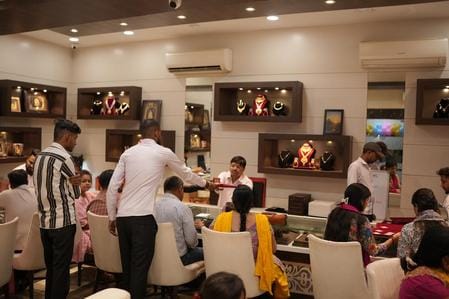 Due to the auspicious coincidence of Pushya Nakshatra, business worth seven crores is expected, the market is buzzing.