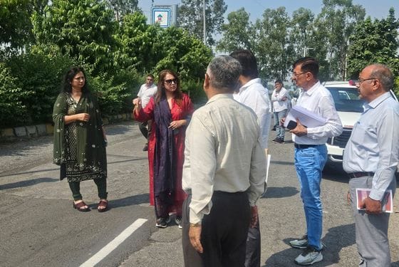 Will make main roads pothole-free by running a campaign