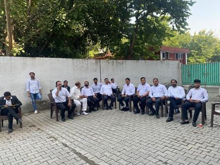 Lawyers protested against shifting of the Commissioner's Court seat from Sonepat.