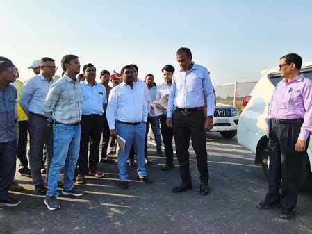 Divisional Commissioner inspected the construction site of helipad on Ganga Expressway.