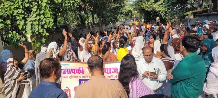 Asha workers blocked the road in front of the DM's residence for an hour.