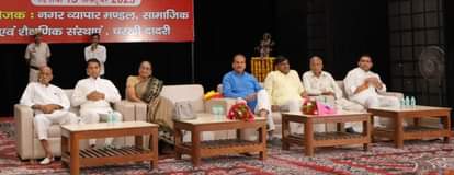 जनता कॉलेज में महापौर के स्वागत कार्यक्रम में मंच पर मौजूद भाजपा जिलाध्यक्ष सुनील, नगर परिषद चे