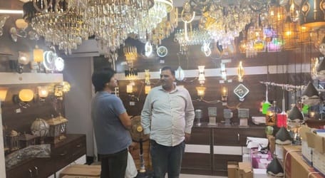 The market is ablaze with light, people are enthusiastic about buying colorful lights.