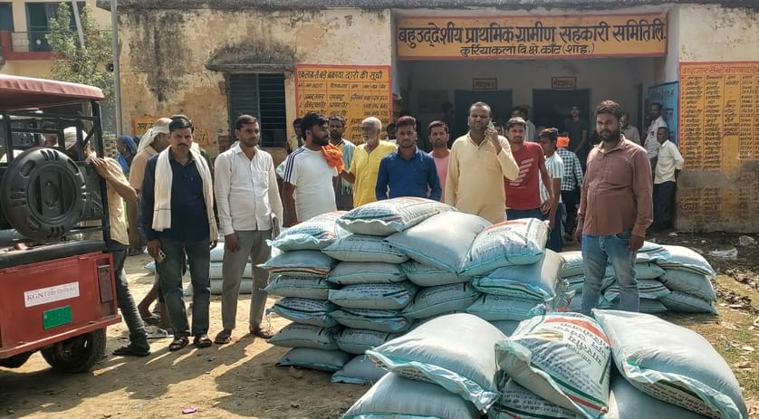 Fertilizers were distributed to farmers after seeing their Aadhaar cards.