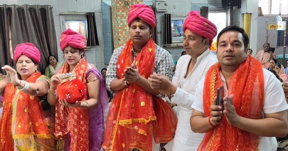 Prabhat Pheri started with great pomp and was welcomed with a shower of flowers.