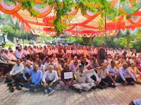 Pensioners roared at the district headquarters regarding their demands.