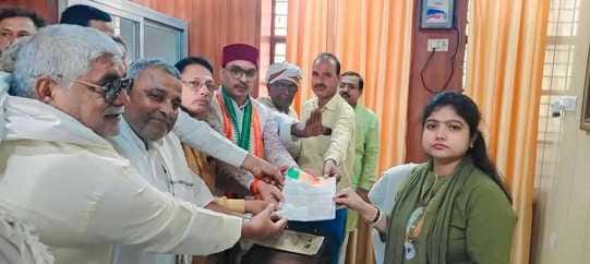 The water being released from Azamgarh's Sharda Pump Canal should be stopped immediately.