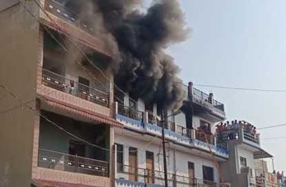 Fire breaks out in furniture warehouse, three people trapped, goods worth lakhs burnt