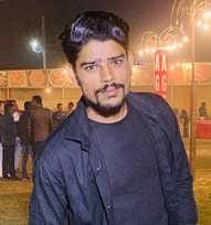 The son of an electrician, hurt by beating, hanged himself.
