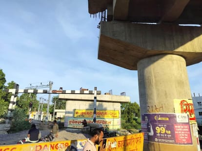 निर्माणाधीन फ्लाईओवर के पास ट्रक से उतारे जा रहे गॉटर।   -संवाद