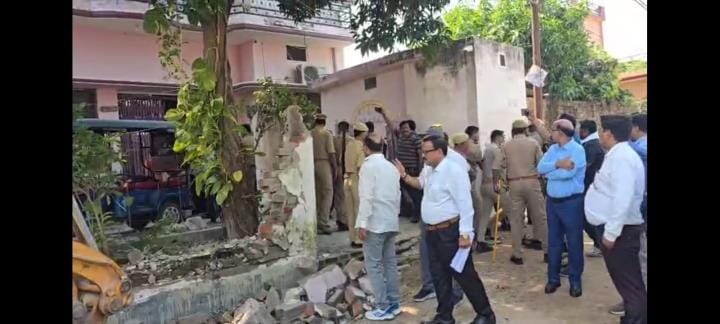 The uniform of a police officer who arrived to remove encroachments was torn.