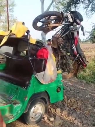 जोरदार टक्कर के बाद ऑटो की छत पर अटकी बाइक।