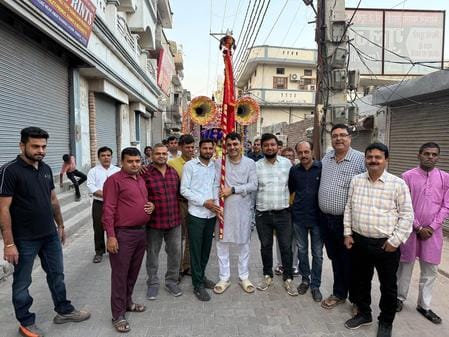 The morning procession reached the Ram Temple via Amar Bhawan Chowk and Khail Bazaar.
