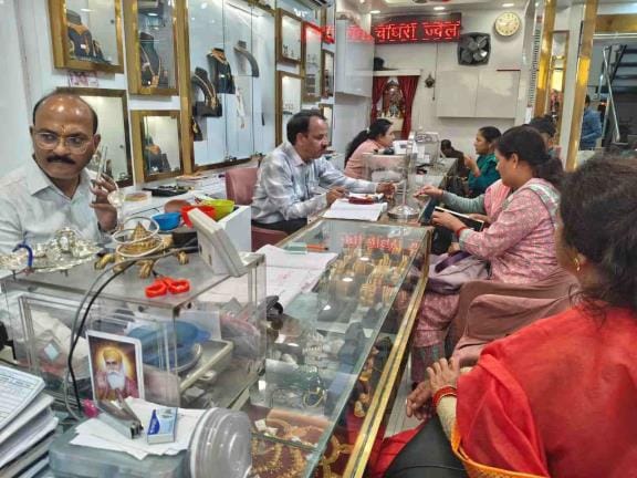 Gold shines bright on Diwali, trade booms