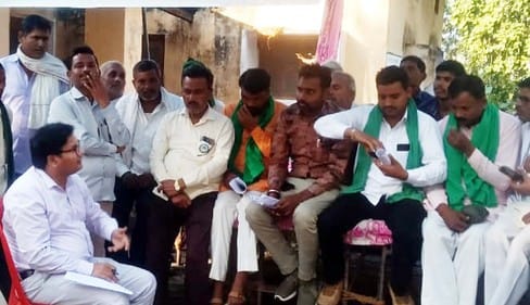 Tehsildar reached to talk to the farmers on the warning of district march.