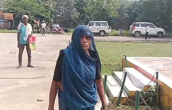 आदिवासी महिला रुकमन को सरकारी रिकार्ड में मृत बताया