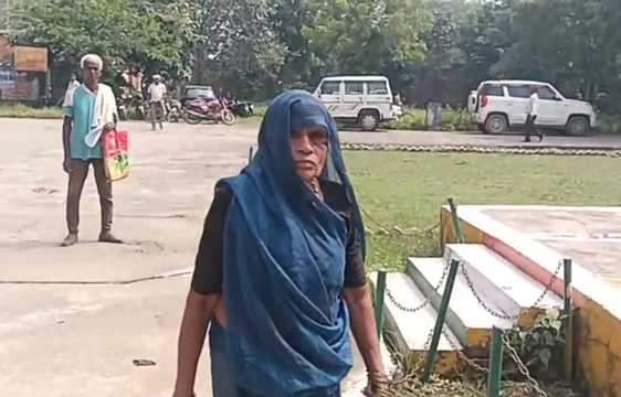 आदिवासी महिला रुकमन को सरकारी रिकार्ड में मृत बताया