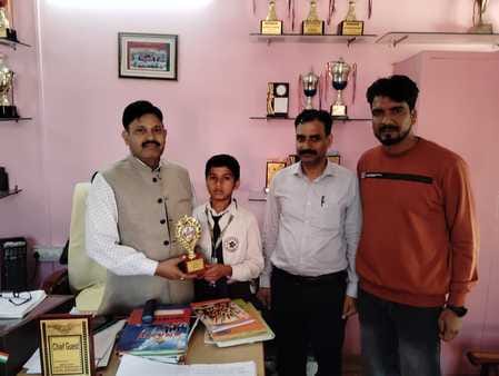 Shivansh first in Rangotsav, got honour in school