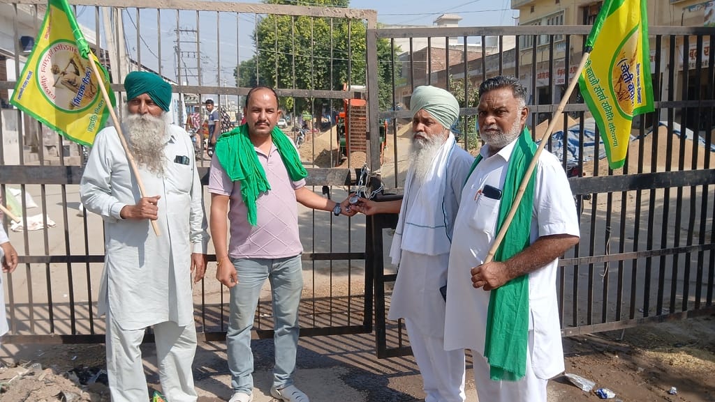 Locks on the market gate were broken and slogans were raised.