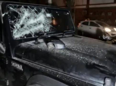 Youths attacked a Thar vehicle in Sector 14 market, injuring the driver.