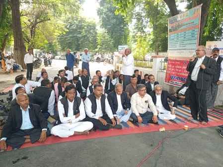 If the demands are not met within five days, they will abstain from judicial work.