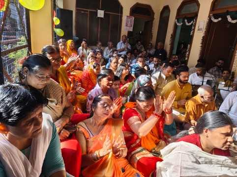 Welcome to Laddu Gopal, people danced to the hymns