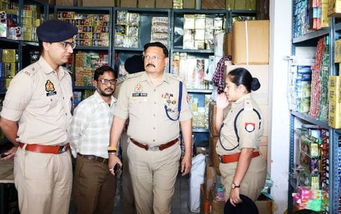 The SP inspected the firecracker warehouses and shops and checked the security arrangements.