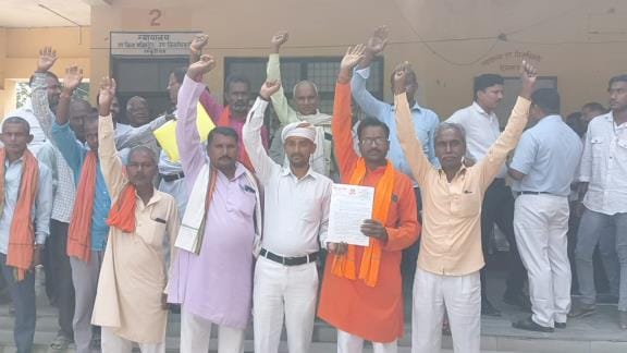 Angry villagers protested at the tehsil over waterlogging in their fields.