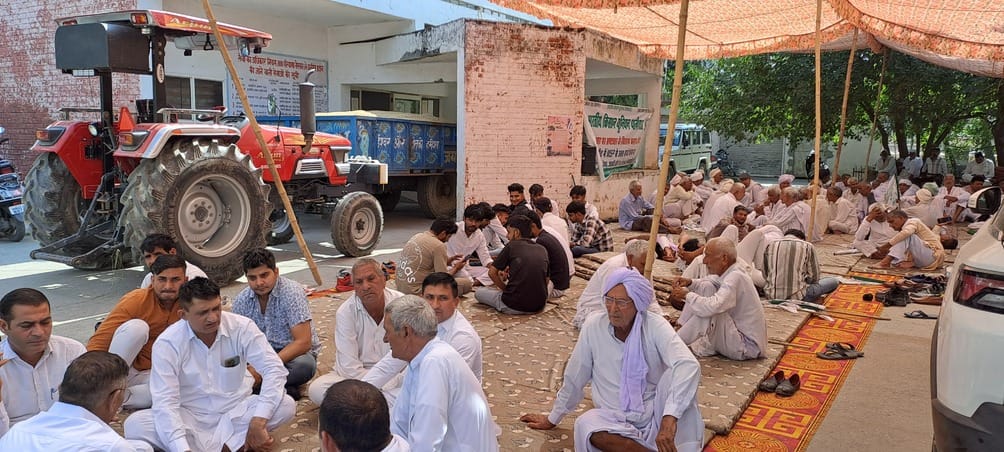 Farmers laid siege to the market committee office.