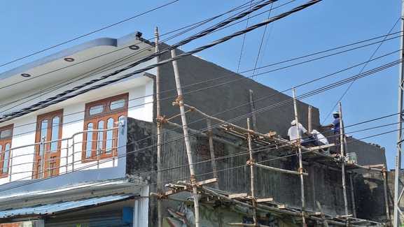 Hanging high-tension wires are causing deaths, incidents are occurring continuously, and officials are not taking any action.