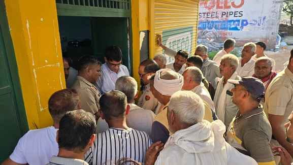 DAP was distributed in the presence of police.