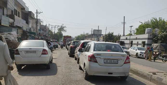 Chaotic parking creates traffic jams, causing inconvenience to people