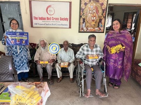 Inner Wheel Club spreads happiness and affection at an old age home