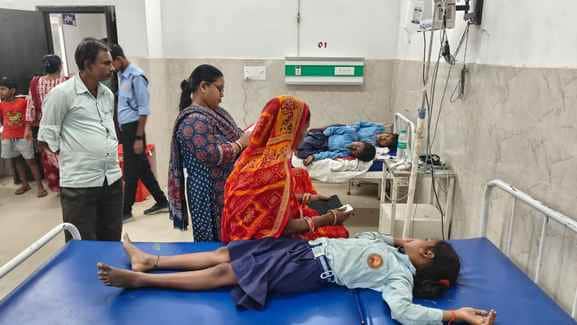 अस्पताल में भर्ती छात्र-छात्राएं