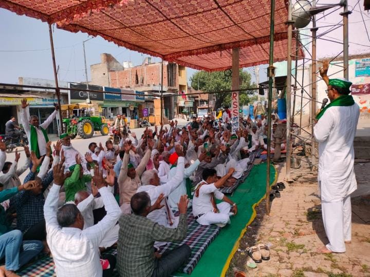 The farmers reprimanded the sub-registrar.